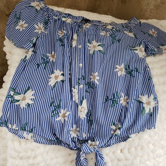 Staccato Blouse Blue & Ivory flowers with ties for synching  Soft/Rayon NWOT - Picture 2 of 16